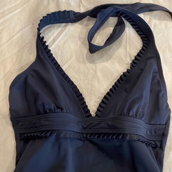 Anne Cole one piece with matching sarong. Size 8 - Picture 2 of 5